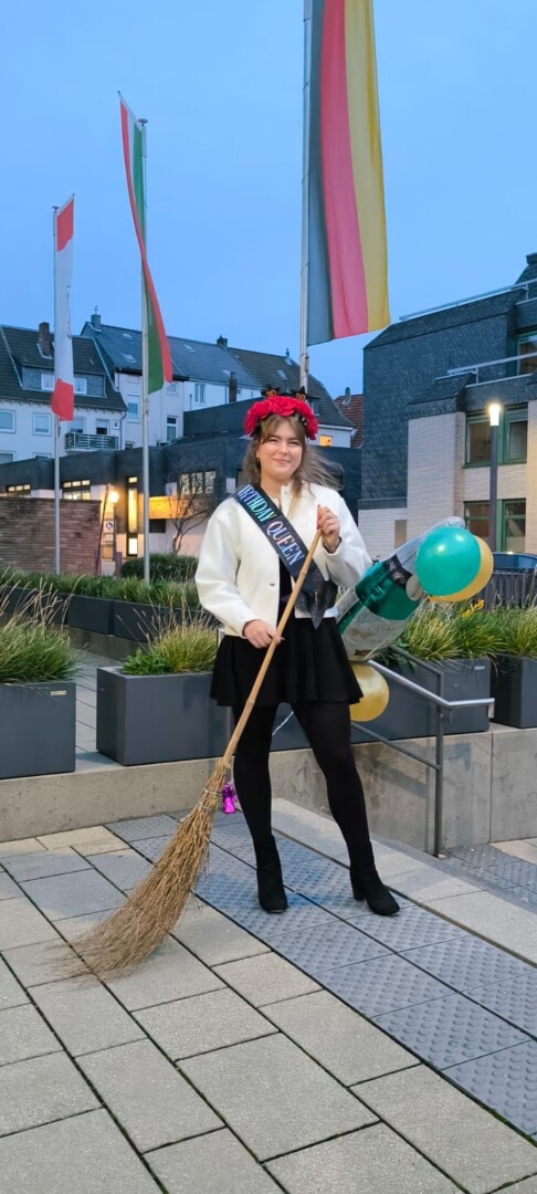 Ronja Rosenau Treppe (Foto: Ronja Rosenau bei der Verrichtung des Brauchs), Daniel Kestner