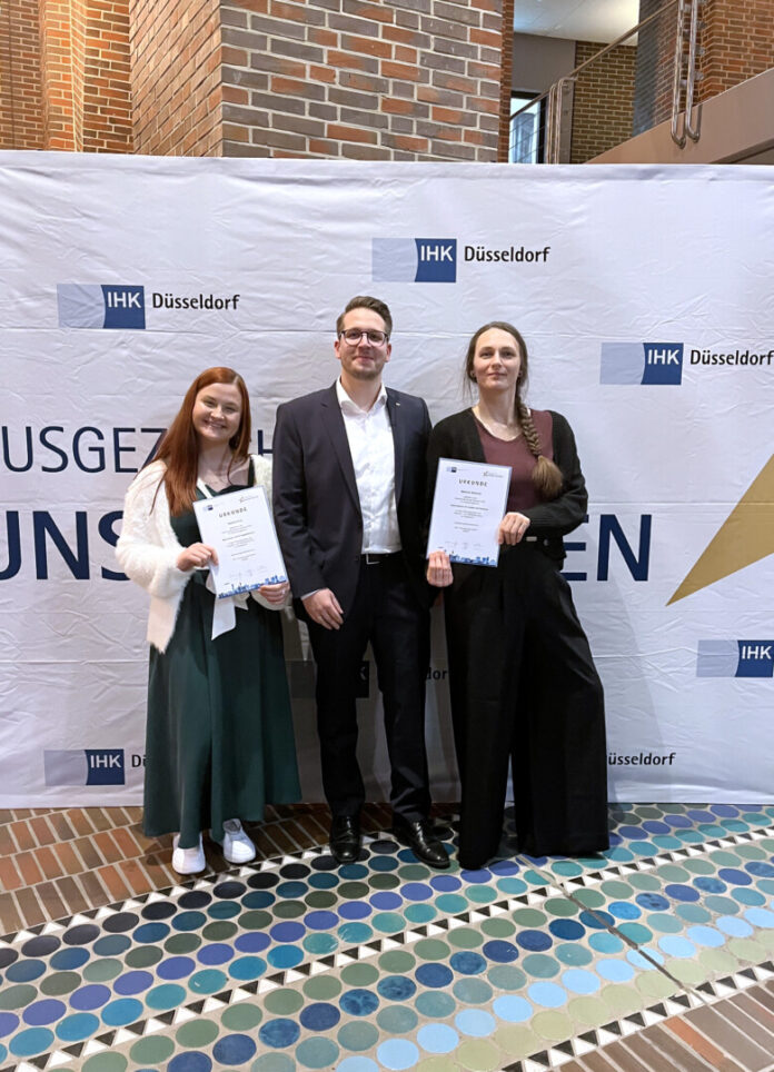 Im Rahmen der IHK-Bestenehrung wurden die SIEGENIA-Azubis Nataliia Kuz (l.) und Melanie Weskott vom Standort Velbert für ihre herausragenden Leistungen gewürdigt. Ausbilder Nico Kimmeskamp freut sich mit ihnen. Foto: Siegenia