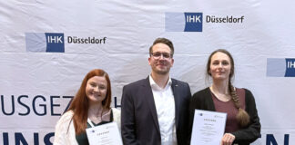 Im Rahmen der IHK-Bestenehrung wurden die SIEGENIA-Azubis Nataliia Kuz (l.) und Melanie Weskott vom Standort Velbert für ihre herausragenden Leistungen gewürdigt. Ausbilder Nico Kimmeskamp freut sich mit ihnen. Foto: Siegenia