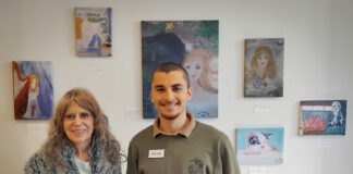 Velbert: Alchemist Aromas präsentiert Werke von Doris Schöller Doris Schöller und Romel Albaker von "Alchemist Aromas" vor den ausgestellten Malereien. Foto: privat