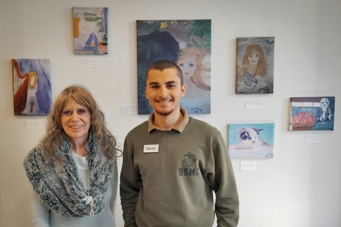 Doris Schöller und Romel Albaker von "Alchemist Aromas" vor den ausgestellten Malereien. Foto: privat