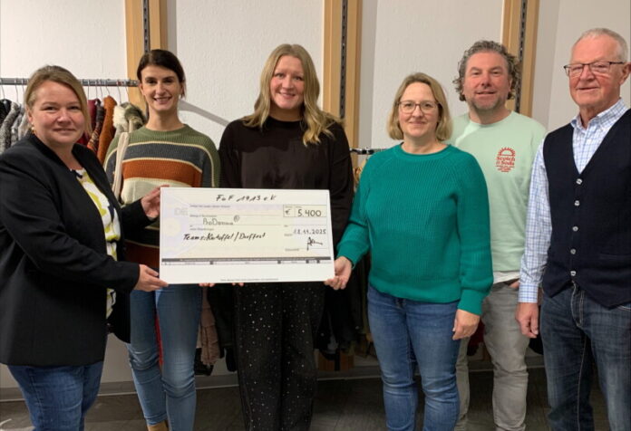 Große Freude herrscht bei den Akteuren aufgrund der gelungenen Spendenaktion. Foto: SkF Langenfeld