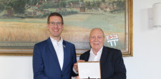 Wolfgang Cüppers, erster Vorsitzender der IG Erkrath, überreichte Erkraths Bürgermeister Christoph Schultz eine hochwertige Amtskette aus Sterlingsilber mit dem Wappen der Stadt. Foto: Stadt Erkrath