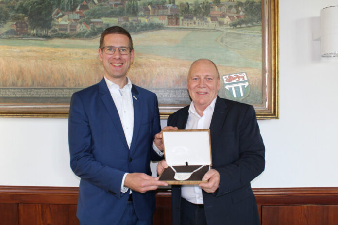 Wolfgang Cüppers, erster Vorsitzender der IG Erkrath, überreichte Erkraths Bürgermeister Christoph Schultz eine hochwertige Amtskette aus Sterlingsilber mit dem Wappen der Stadt. Foto: Stadt Erkrath