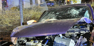 Sekundenschlaf: Zwei Schwerverletzte in Monheim Der Nissan wurde bei dem Unfall stark beschädigt. Foto: Polizei