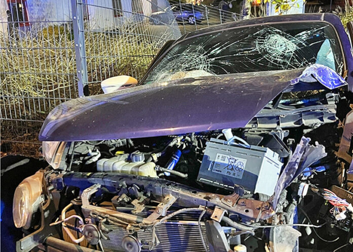 Der Nissan wurde bei dem Unfall stark beschädigt. Foto: Polizei