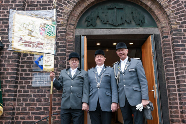 Fahnenträger Holger Kirchmann, Stephan Eichler (Reiterkönig) und Oberst Peter Krümmel vorr der evangelischen Stadtkirche, Bild: Alexander Heinz