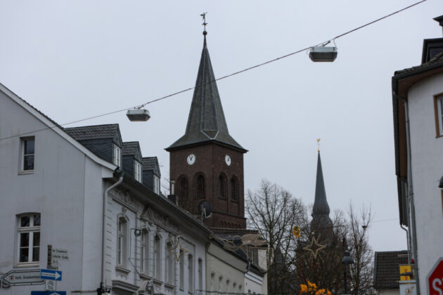 Die beiden Kirchtürme am Volkstrauertag, Bild: Alexander Heinz