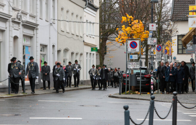 Nach der Feier auf dem Weg zur Kranzniederlegung, Bild: Alexander Heinz