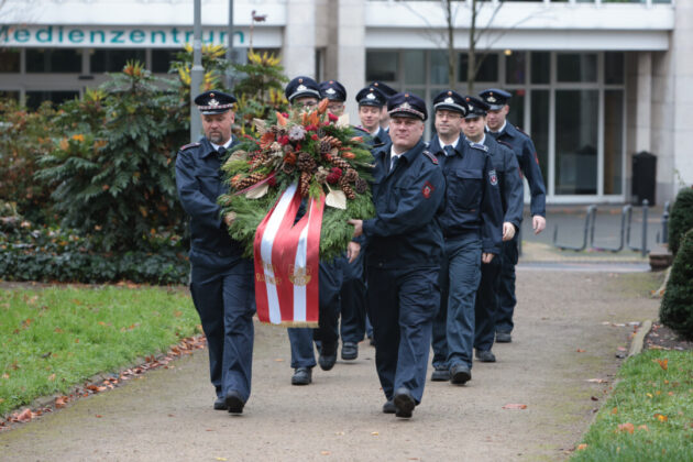 Mitglieder der Feuerwehr Ratingen tragen den Kranz zum Mahnmal, Bild: Alexander Heinz