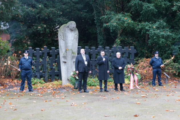 Vor dem Mahnmal, Bild: Alexander Heinz