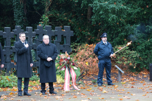 Bürgermeister Patrick Anders, Pfarrer Stephan Weimann und André Griesat von der Feuerwehr Ratingen, Bild: Alexander Heinz