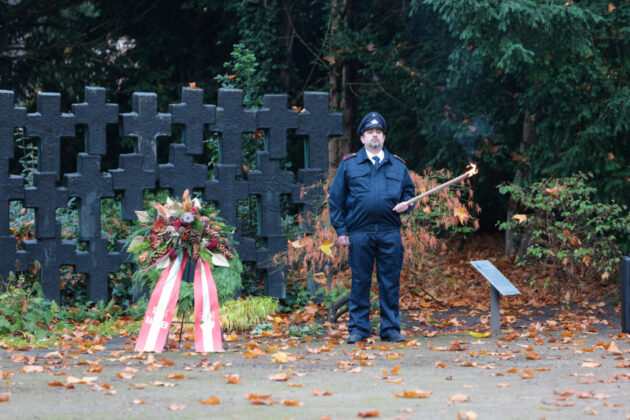 Nach der Gedenkfeier, der letzte macht die Fackel aus. André Griesat von der Feuerwehr Ratingen, Bild: Alexander Heinz