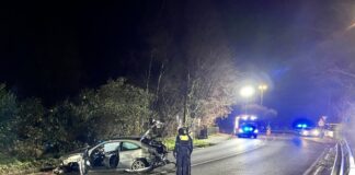 Das Auto wurde bei dem Unfall stark beschädigt. Foto: FW Wülfrath