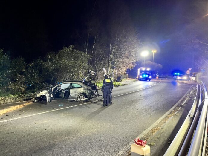 Das Auto wurde bei dem Unfall stark beschädigt. Foto: FW Wülfrath Das Auto wurde bei dem Unfall stark beschädigt. Foto: FW Wülfrath