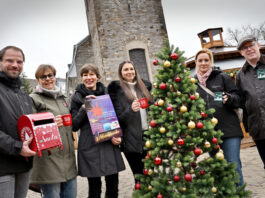 Velberter Weihnachtsmarkt: Mit 18 Hütten, viel Herz und Snowboard-Action am verkaufsoffenen Sonntag Die Weihnachtsmarkt-Organisatoren in Velbert haben alles für die Eröffnung am nächsten Freitag vorbereitet:Marc-Thorben Bühring (Stadtmarketing), Pfarrerin Maret Schmerkotte, Citymanagerin Bianca Sender, Daniela Hantich (Stadtmarketing), Beigeordneter Christian Draeger und Sabine Holten (Velbert aktiv). Foto: M.Kehren