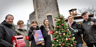 Die Weihnachtsmarkt-Organisatoren in Velbert haben alles für die Eröffnung am nächsten Freitag vorbereitet:Marc-Thorben Bühring (Stadtmarketing), Pfarrerin Maret Schmerkotte, Citymanagerin Bianca Sender, Daniela Hantich (Stadtmarketing), Beigeordneter Christian Draeger und Sabine Holten (Velbert aktiv). Foto: M.Kehren