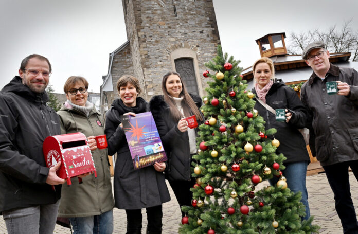 Die Weihnachtsmarkt-Organisatoren in Velbert haben alles für die Eröffnung am nächsten Freitag vorbereitet:Marc-Thorben Bühring (Stadtmarketing), Pfarrerin Maret Schmerkotte, Citymanagerin Bianca Sender, Daniela Hantich (Stadtmarketing), Beigeordneter Christian Draeger und Sabine Holten (Velbert aktiv). Foto: M.Kehren