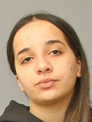 Khadija O. ist circa 1,60 Meter groß und schlank. Sie hat dunkle Haare und ist mit einer schwarzen Hose, einer schwarzen Jacke und schwarzen Schuhen bekleidet. Foto: Polizei