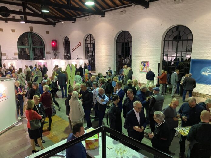 Vernissage der Erk@Art 2025 Die Erk@Art im Lokschuppen Hochdahl wurde auch 2025 wieder mit einer Vernissage eröffnet, bei der traditionell der Jury-sowie Publikumspreises verliehen wurden. Foto: Stadt Erkrath