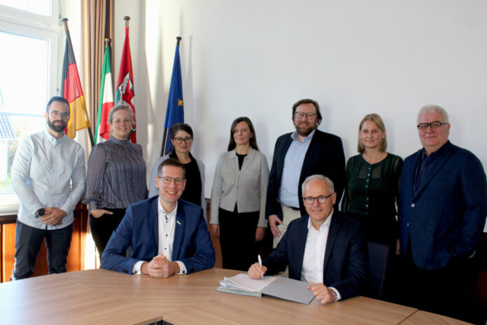 Nach der Vertragsunterzeichnung kann der Ausbau beginnen. Foto: Stadt Erkrath