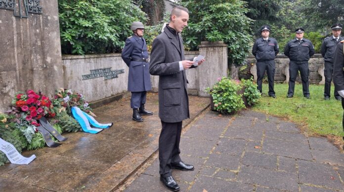 Volkstrauertag mit Bürgermeister (2025) Bürgermeister André Bär bei der Gedenkfeier des VdK auf dem Friedhof Goethestraße. Foto: Kreisstadt Mettmann