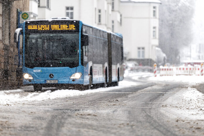 Trotz Vorbereitung: Bei extremen Wetterlagen kann es zu Einschränkungen oder Ausfällen im Linienverkehr kommen. Foto: WSW/Frank Gleitsmann