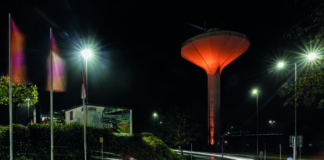 Zum internationalen Tag gegen Gewalt an Frauen leuchtet der Wasserturm Lichtscheid in Orange. Foto: Frank Gleitsmann