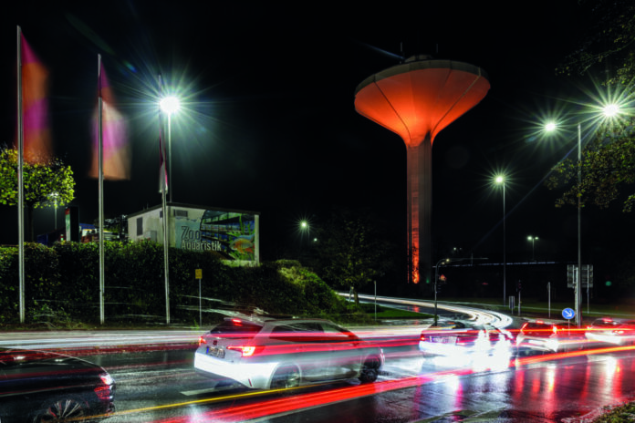 Zum internationalen Tag gegen Gewalt an Frauen leuchtet der Wasserturm Lichtscheid in Orange. Foto: Frank Gleitsmann