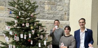 Die Tanne steht: Stadt Mettmann erfüllt Wünsche Marco Baumann (Amtsleitung, Zentrale Dienste), Lena Schmidt (Auszubildende) und Bürgermeister André Bär. Foto: Kreisstadt Mettmann