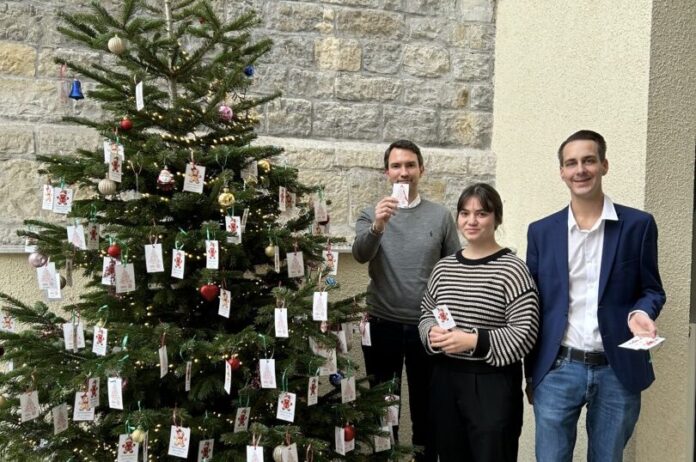 Marco Baumann (Amtsleitung, Zentrale Dienste), Lena Schmidt (Auszubildende) und Bürgermeister André Bär. Foto: Kreisstadt Mettmann