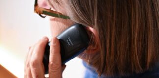 Ältere Menschen sind oftmals zu Hause und gut über das Festnetz telefonisch erreichbar. Das wollen Betrüger mit Schockanrufen für sich nutzen. (Symbolbild)