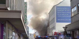 Zu einem Brand in einem Geschäft in der Krefelder Innenstadt sind zahlreiche Feuerwehrleute ausgerückt. 