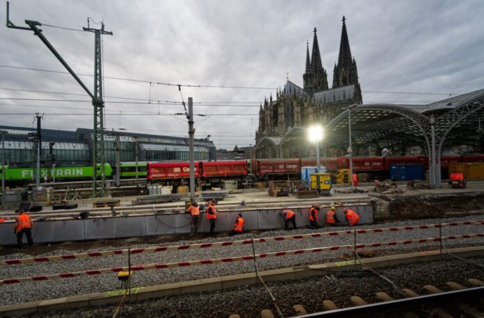 Sperrung Hauptbahnhof Köln Zehn Tage lang sind Arbeiter nun an der Strecke rund um den Kölner Hauptbahnhof beschäftigt. Unter anderem werden Weichen und Oberleitungen erneuert.