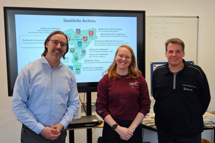 Marinko Betker (Stadtarchivar), Jacqueline Muhlack (Wissenschaftliche Volontärin im Stadtarchiv) und Ralf Neas (Privatdozent). Foto: Kreisstadt Mettmann