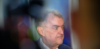 Schuss auf Zwölfjährige: Griff das Mädchen die Polizei an? NRW-Innenminister Herbert Reul äußerte sich zum Vorfall in Bochum, bei dem ein Schuss auf eine Zwölfjährige fiel.