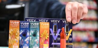 E-Zigaretten als Wegwerfprodukt: Politik treibt Verbot voran Sie sind bunt designt und haben Geschmacksrichtungen wie «Watermelon Ice» oder «Classic Mint»: Einweg-E-Zigaretten von Philip Morris (Marke Veev) und British American Tobacco (Vuse).