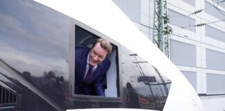 Wüst zum Bahnchaos: «Jetzt klappt es schon wieder nicht» Hat langsam kein Verständnis mehr für die Bahn: NRW-Ministerpräsident Hendrik Wüst. (Archivbild)