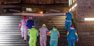 Kostümiert vor dem Morgengrauen: Erste Jecken in Köln auf der Domplatte gesichtet.