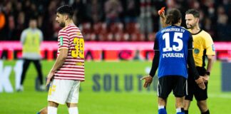 Mehr als fünf Minuten Videobeweis: Wieder Kritik am VAR Schiedsrichter Daniel Schlager verweist Immanuel Pherai des Feldes.