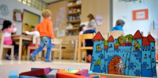 Wie verbreitet es ist, dass Wunsch und Wirklichkeit bei der Kinderbetreuung auseinanderklaffen, hängt vom Wohnort ab. (Symbolfoto)