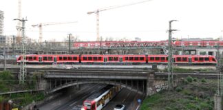 Das Fahren mit Bus und Bahnen wird zum 1. Januar 2026 teurer. (Archivbild)
