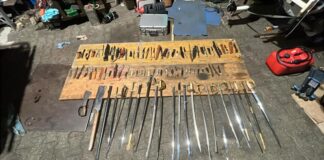 Viele Stichwaffen wurden gefunden.