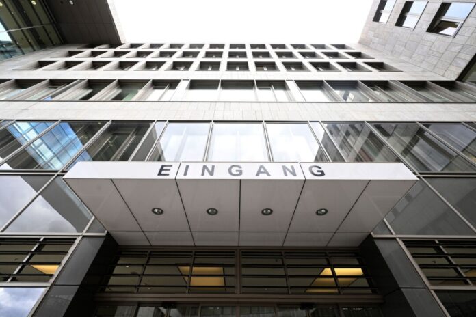 Im Prozess um den Tod eines Obdachlosen bestreitet der Angeklagte eine Mittäterschaft. (Symbolbild)