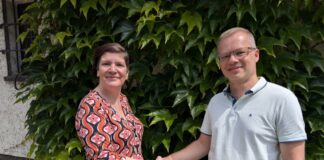 Piraten im Kreis Mettmann starten in die neue Wahlperiode Kreisvorsitzende Jeanine Brinks gratuliert Hildener Stadtrat Andreas Benoit. Foto: Piraten