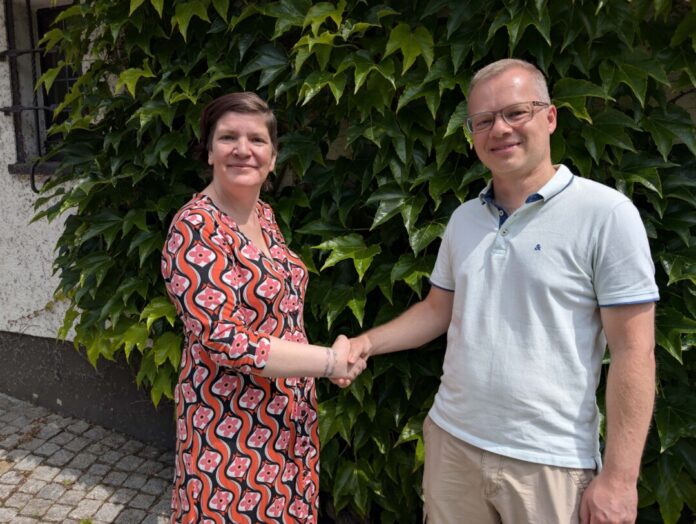 brinks_benoit Kreisvorsitzende Jeanine Brinks gratuliert Hildener Stadtrat Andreas Benoit. Foto: Piraten