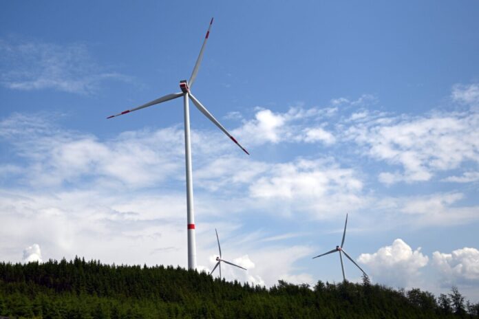 Wald-Windpark in Bad Berleburg Die AfD macht mit übertriebenen Zahlen gegen Windräder wie solche im Rothaargebirge mobil. (Symbolbild)