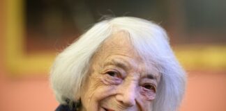 Zuletzt im Februar hatten Schüler aus Menden Friedländer zu einem Gespräch getroffen. Das Archivbild zeigt sie im Roten Rathaus in Berlin. 