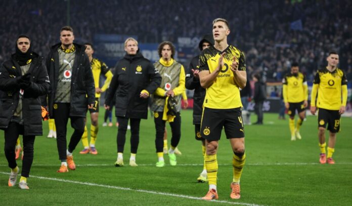 Erlebte im Spiel beim HSV einen Schreckmoment: BVB-Nationalspieler Nico Schlotterbeck (vorne, r).