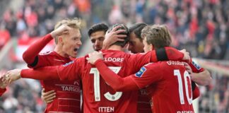 Bejubeln das 1:0: Düsseldorfs Profis um Doppel-Torschütze Itten.